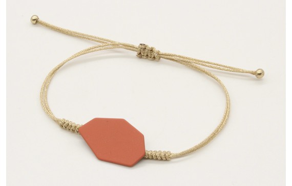 Pulsera nudo serpiente con pieza esmaltada coral. 