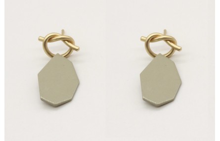 Pendientes perno nudo en oro mate y pieza esmaltad