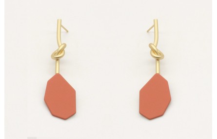 Pendientes perno nudo largo en oro mate y pieza es