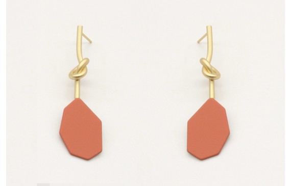 Pendientes perno nudo largo en oro mate y pieza es