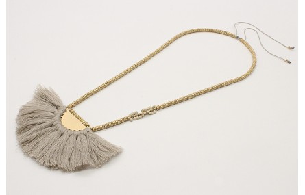 Collar macrame gris con semidisco de pompones gris