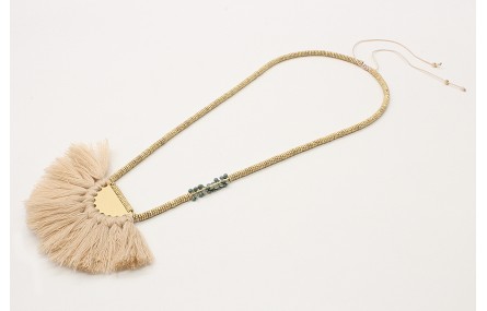 Collar macrame rosita con semidisco de pompones be