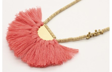 Collar macrame teja con semidisco de pompones cora