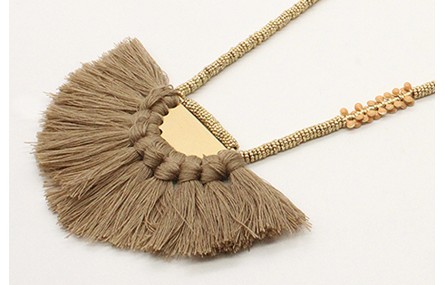 Collar macrame teja con semidisco de pompones marr