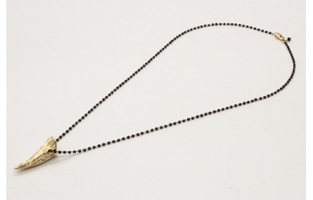 Solitario cadena miyuki negro con colgante cuerno 