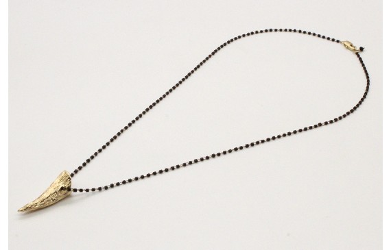 Solitario cadena miyuki negro con colgante cuerno 