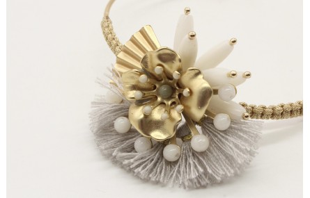 Pulsera hilo macrame oro palido con corales blanco