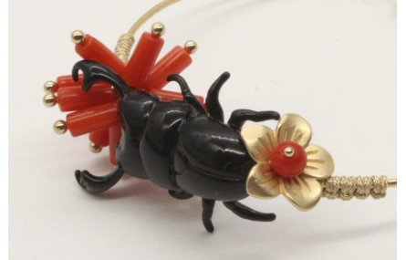 Pulsera rigida con escarabajo esmaltda negro, tubo