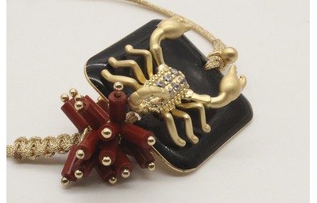 Pulsera macrame oro palido con cuadrado negro, esc