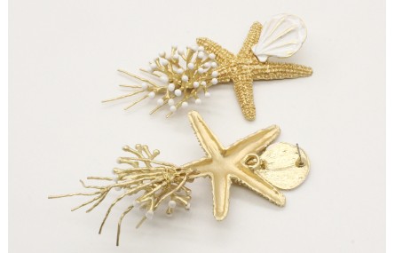 Pendientes perno caracola esmaltada blanca con est