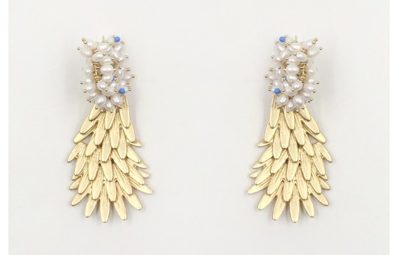 Pendientes aro forrado con perlas colgando escamas