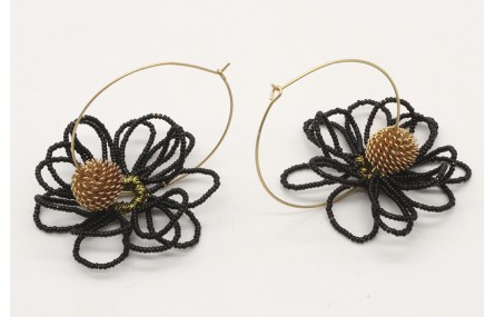 Pendientes aro oro mate con flor de abalorio negro