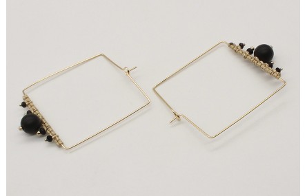 Pendientes arete cuadrado con bolas negras y macra