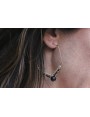 Pendientes arete hexagonal con bolas negras y macr
