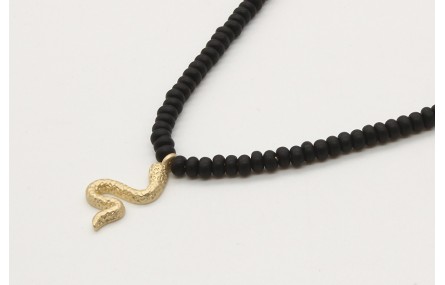 Collar cadena fina oro brillo con abalorio negro m