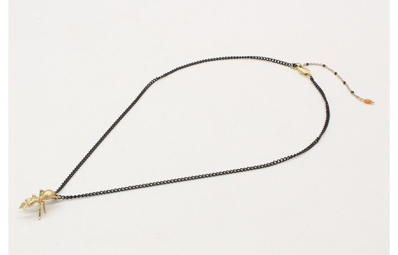 Collar cadena eslabón negro  con hormiga oro mate.