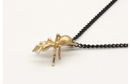 Collar cadena eslabón negro  con hormiga oro mate.