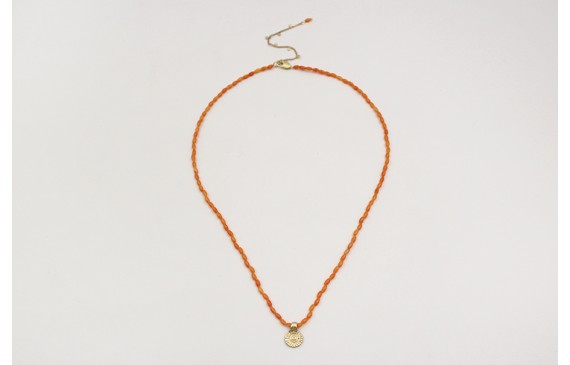 Collar con coralitos naranjas y colgante sol. Larg