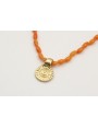 Collar con coralitos naranjas y colgante sol. Larg