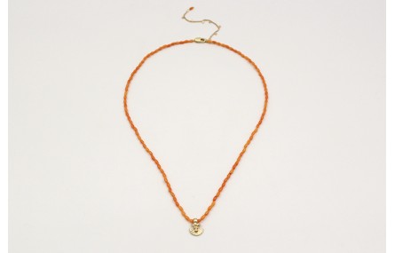 Collar con coralitos naranjas y colgante medialuna