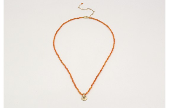 Collar con coralitos naranjas y colgante medialuna