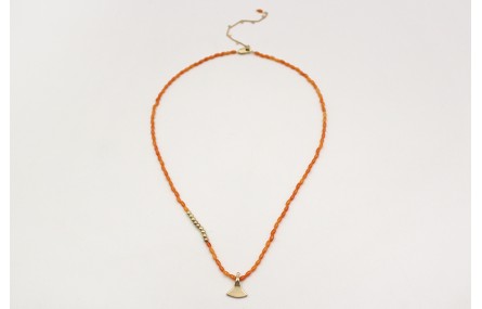 Collar coralitos naranjas, bolas oro mate y colgan