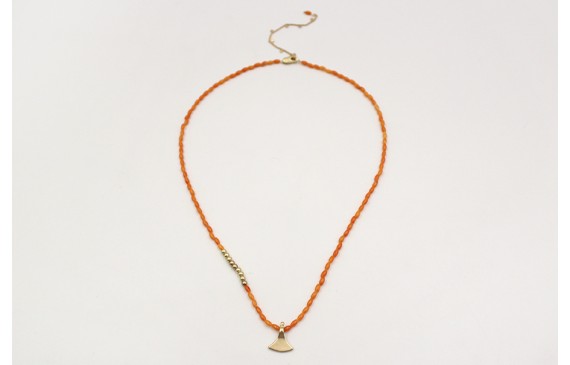 Collar coralitos naranjas, bolas oro mate y colgan