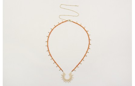 Collar con coralitos naranjas, gotitas oro mate y 