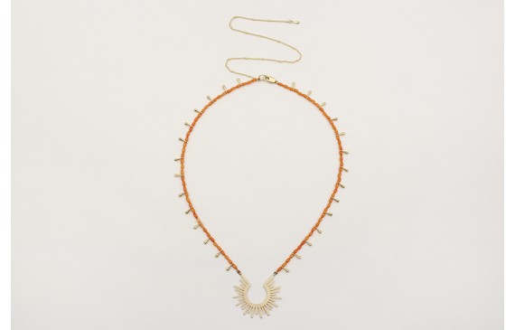 Collar con coralitos naranjas, gotitas oro mate y 