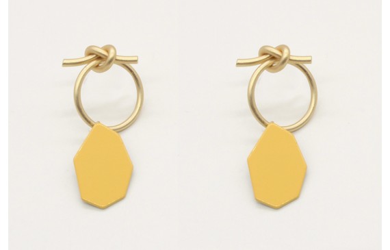 Pendientes perno aro nudo en oro mate con pieza mo