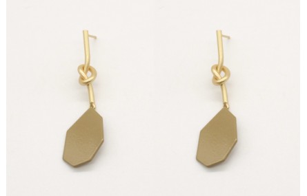 Pendiente nudo largo en oro mate con pieza esmalta