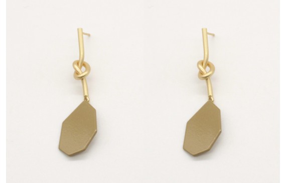 Pendiente nudo largo en oro mate con pieza esmalta