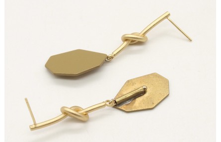 Pendiente nudo largo en oro mate con pieza esmalta