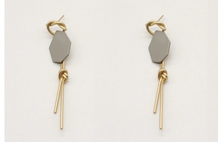 Pendientes asimetricos con piezas esmaltadas grise