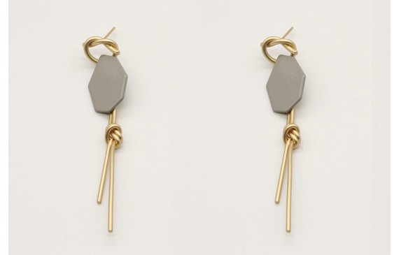 Pendientes asimetricos con piezas esmaltadas grise