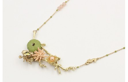 Collar cadena bola esmaltada verde con rama de cor