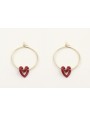 Pendientes aro dorado con corazón hueco rojo.