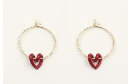 Pendientes aro dorado con corazón hueco rojo.