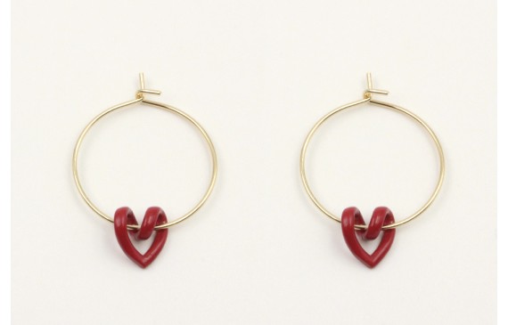 Pendientes aro dorado con corazón hueco rojo.