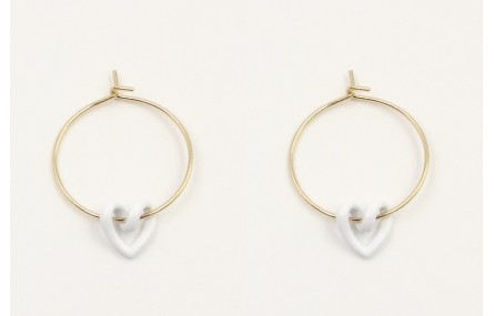 Pendientes aro dorado con corazón hueco blanco