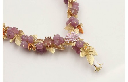 Collar hojas parra con burruños de bolas moradas, 