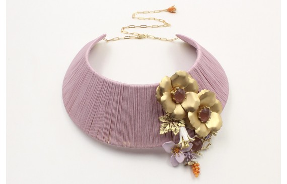 Collar rigido forrado con hilo macrame lila con fl