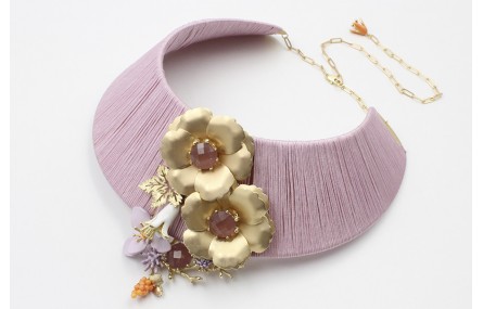 Collar rigido forrado con hilo macrame lila con fl