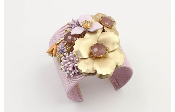 Pulsera rigida farrada con hilo macrame lila con f