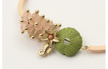 Pulsera semirigida con bolas rositas, caballito de