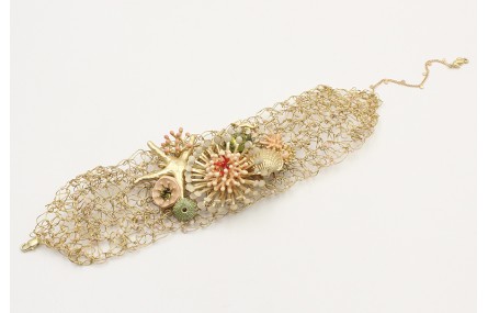 Pulsera de ganchillo con casquillas beige con piez