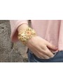 Pulsera de ganchillo con casquillas beige con piez