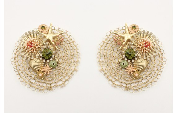 Pendientes de ganchillo con casquillas beige con p