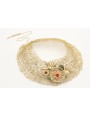 Collar de ganchillo con casquillas beige con pieza