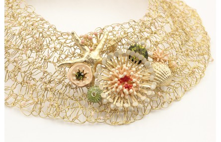 Collar de ganchillo con casquillas beige con pieza